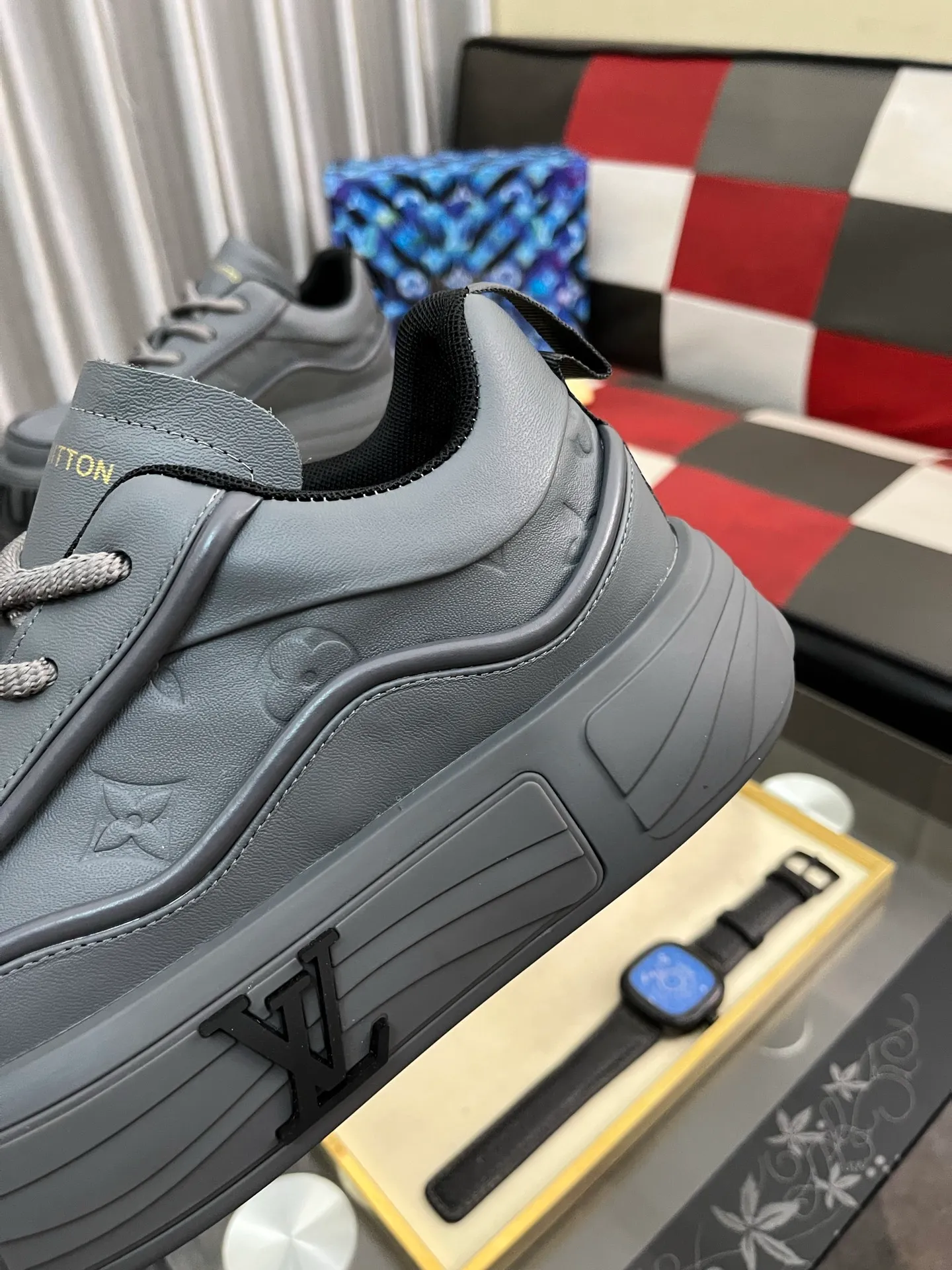 Men's shoes 💰560⌚️⌚️【LOUlS VUlTTON】Louis Vuitton ~ unique and casual style. LV counter purchasing 🏃casual shoes😍😍 Men's 2025 counters are on sale simultaneously, Italian imported brands select first-layer Italian cowhide. Cowhide leather lining (refuses to discolor and grind feet) Code number: 38-44 4⃣️colors available